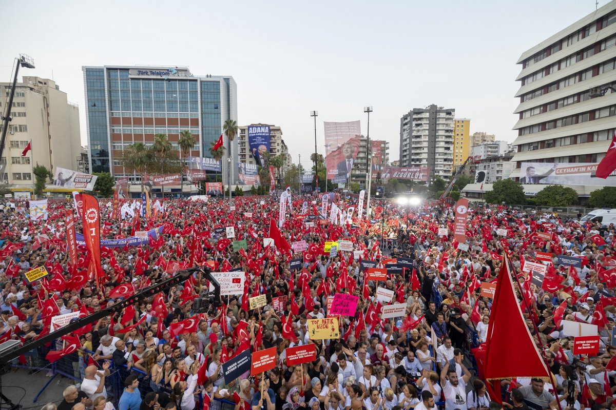 Adana bugün onuruna, vicdanına ve iradesine sahip çıktı.
Zeydan, Oya, Kadir Başkanlarımız yalnız değil, Adana halkı yanlarındaydı, biz yanlarındaydık.
Haksızlık karşısında susmayan binlerce yürekle meydanlardaydık.
Zeydan Karalar, bu kente hizmet etmiş onurlu bir belediye