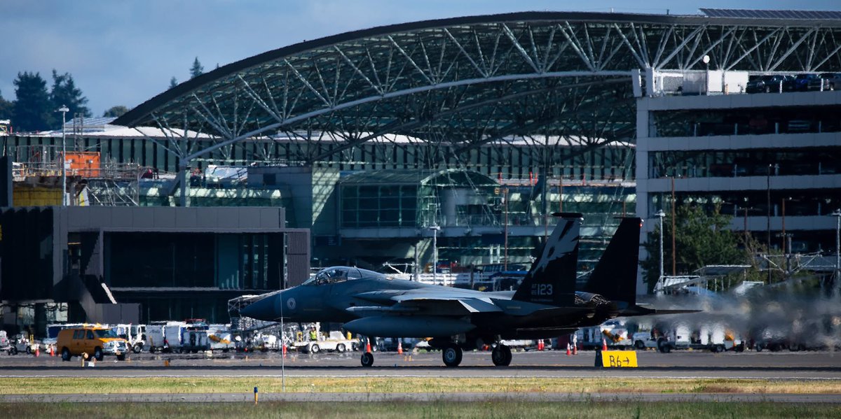 142ndWG's tweet image. 12 F-15C Eagles assigned to the 144th Fighter Wing out of Fresno, California are in Portland this month performing defensive and offensive counter air training alongside the 142nd Wing's F-15Cs and EXs. The 144th FW will be in town until the 18th.