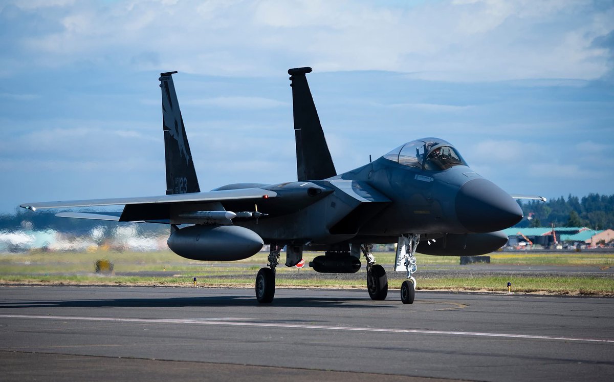 142ndWG's tweet image. 12 F-15C Eagles assigned to the 144th Fighter Wing out of Fresno, California are in Portland this month performing defensive and offensive counter air training alongside the 142nd Wing's F-15Cs and EXs. The 144th FW will be in town until the 18th.