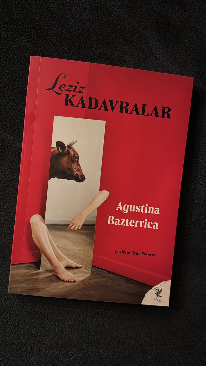 Dışarı çıkmışken bir kitap almalıydım. Leziz Kadavralar, Arjantin edebiyatından çok ilgi çekici konusuyla distopik bir roman. Hayvan etinin tüketilemeyeceği bir noktada yemelik insan yetiştiren bir dünyanın tekinsizliği 👇