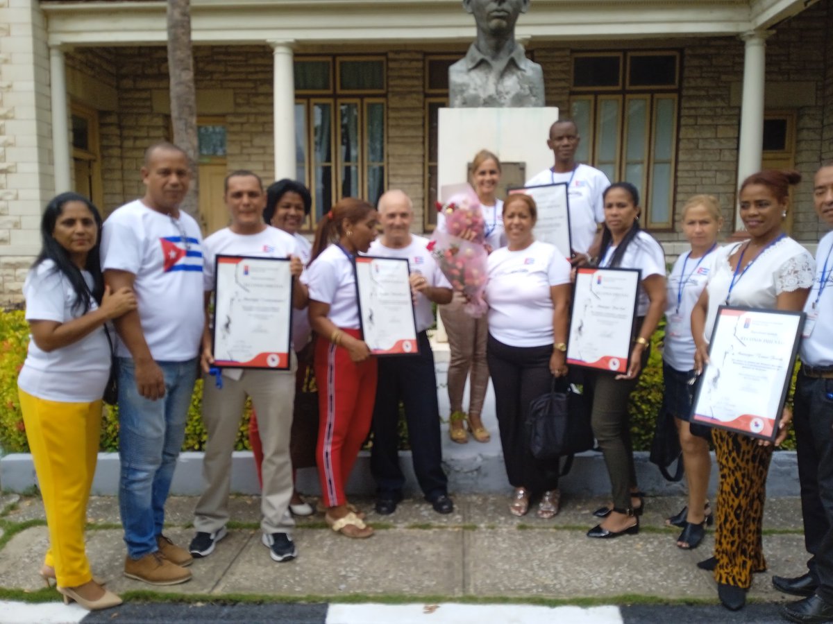 Se reconoce en el Seminario Provincial de preparación del Curso 2025-2026 a los municipios destacados en el alcance de los resultados de los objetivos estratégicos del MINED.. #Mined #SantiagodeCuba sobresale en la labor político ideológica #Vamospormas