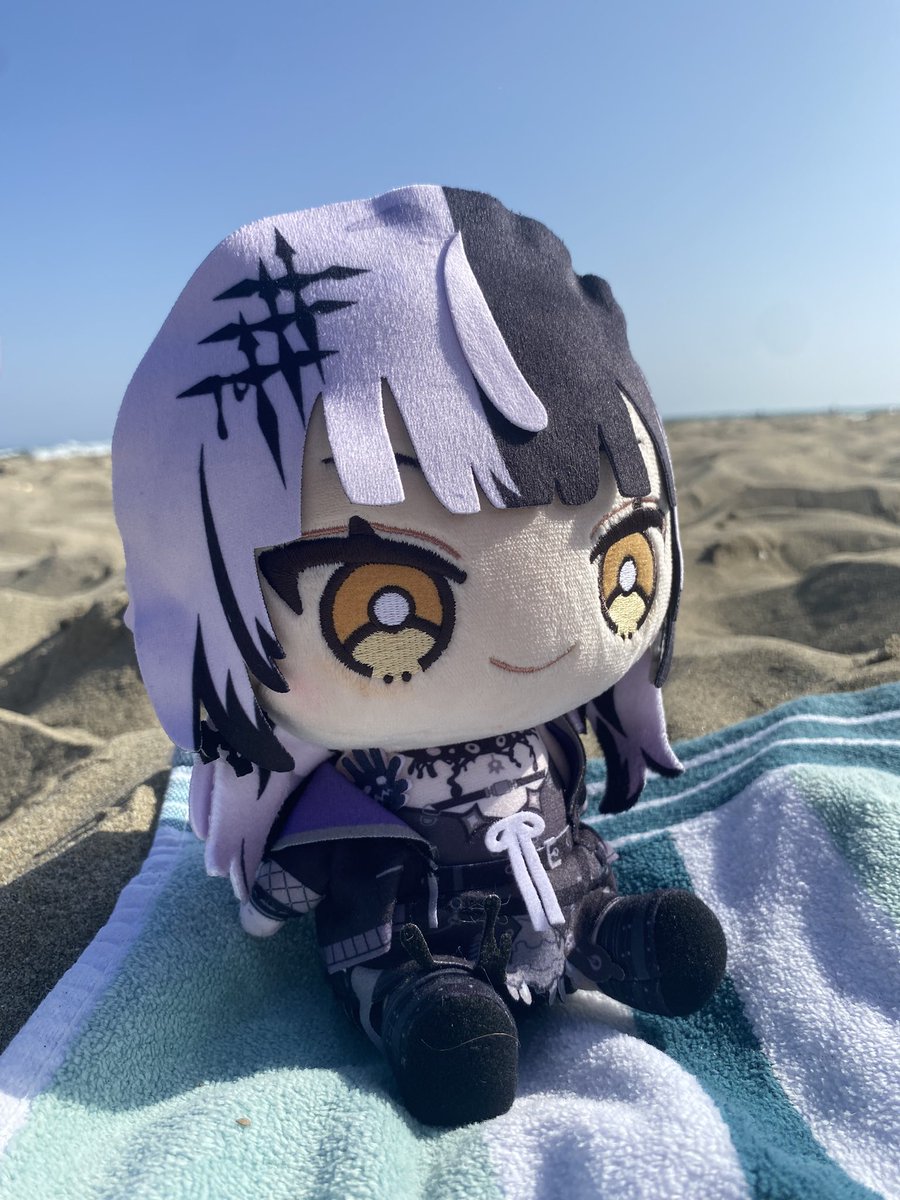 Beach day! I guess Nimi really really wanted to swim based on how hard it was to keep her still on the rock for the pic.

Tried a filter for one of the pics and it looks like an album cover, is Shiori planning to release a new album soon?

#ShiorinOnAir #nimagery