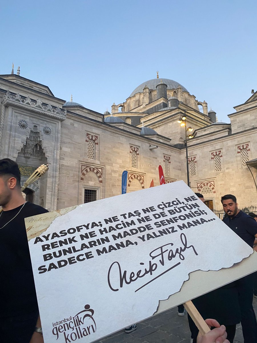 Ayasofya’nın yeniden ibadete açılışının yıl dönümünde, tarihimize ve ecdadımıza sahip çıkmanın onuruyla; Beyazıt Meydanı’ndan Ayasofya Camii’ne yürüdük.

Cumhurbaşkanımız Sayın Recep Tayyip Erdoğan’ın liderliğinde zincirler kırıldı ve Ayasofya’nın mahzunluğuna son verildi.