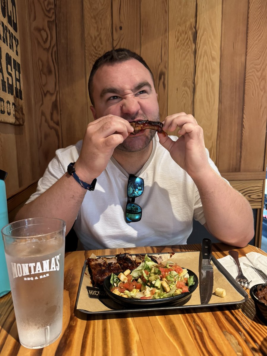 Emilizard37's tweet photo. @FriedgeHNIC finally trying the ribs on our first visit to Calgary! @MontanasBBQ @tealforreal_96 https://t.co/QodWnQg1gG