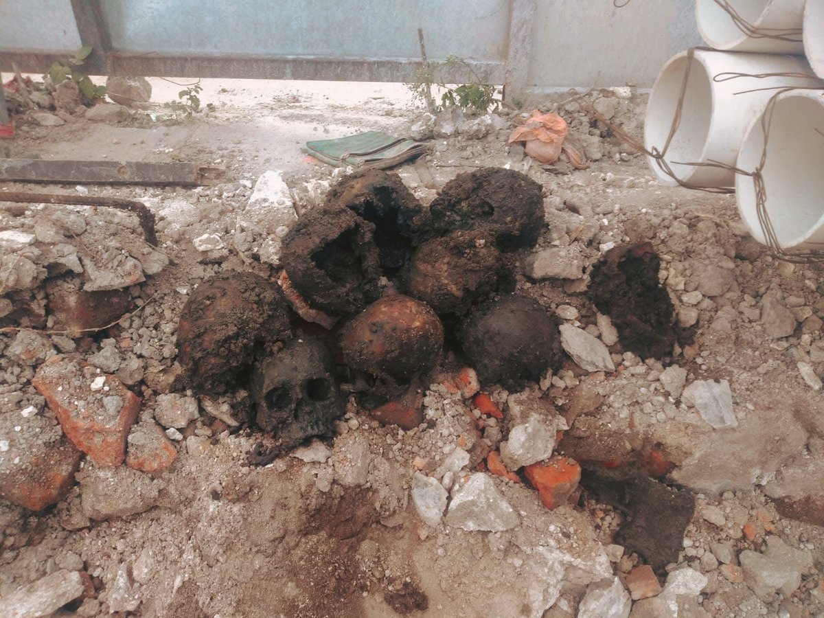 Tania_aguilarcr's tweet image. 🚨Localizan #RESTOS humanos en una construcción de la colonia Guerrero, en @AlcCuauhtemocMx, cerca de Paseo de la Reforma. La activista @CeciPatriciaF acusa que ya ALTERARON la escena: había cráneos, pero alguien ya los movió sin esperar los peritajes correspondientes.