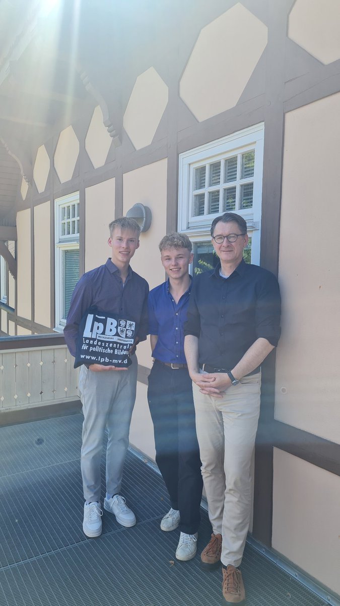 Guter Austausch heute in der Landeszentrale mit dem <a href="/lsr_mv/">Landesschülerrat M-V</a> zu gemeinsamen  Aktivitäten in der Zukunft. Wir freuen uns über den Einsatz für die <a href="/Juniorwahl/">Juniorwahl</a> an den Schulen in #MV im kommenden Jahr. Danke für das Engagment für die politische Bildung!
Und Beutel gab's auch... 😉