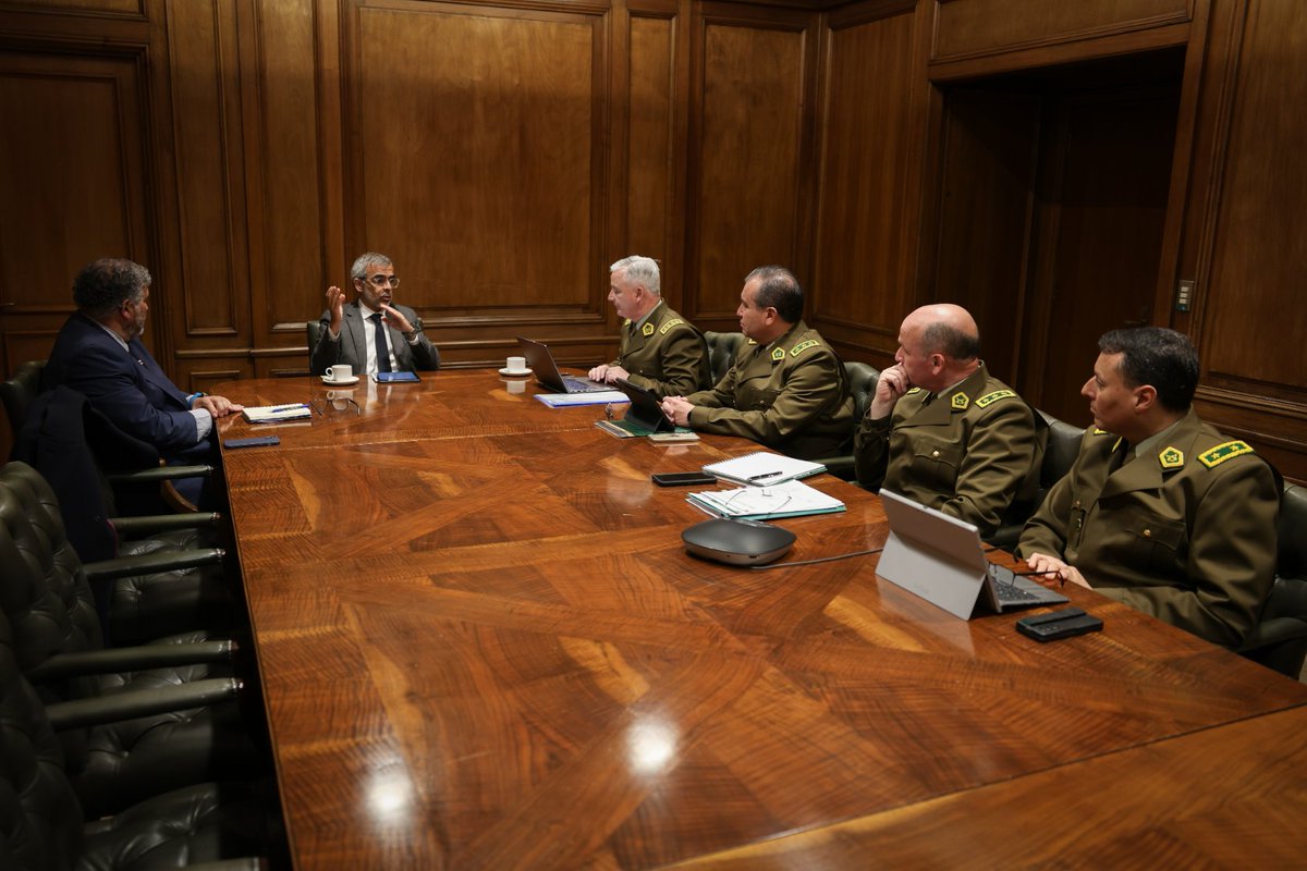 El ministro Luis Cordero se reunió con el alto mando de <a href="/Carabdechile/">Carabineros de Chile</a> para pedir detalles sobre acciones tomadas frente a deficiencias detectadas por la Contraloría en controles vehiculares. La seguridad pública requiere enmendar cualquier problema que afecte la eficacia policial