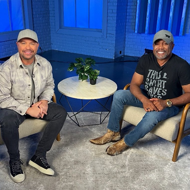 CodyAlan's tweet image. New @dariusrucker interview rolls on @CMT this weekend, and we covered everything: new music with Scotty McCreery & Hootie, arm day gains, the UK & his recent massive Nashville charity event! Catch it all on @CMT Hot 20 this Saturday & Sunday morning at 9am/8c 📺