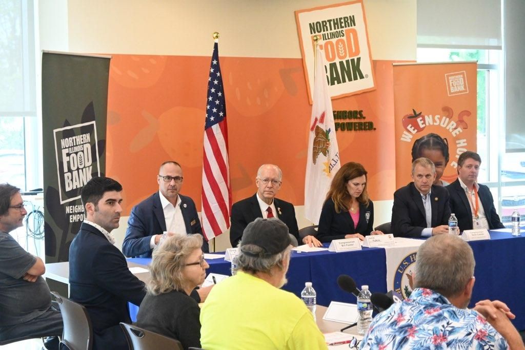 RepBillFoster's tweet image. Today, @RepCasten and I joined @ILfoodbank, local food pantries, and neighbors who rely on SNAP to discuss how the GOP budget bill will hurt Illinoisans struggling to make ends meet.
An estimated 360,000 Illinoisans are at risk of losing food assistance because Trump and…