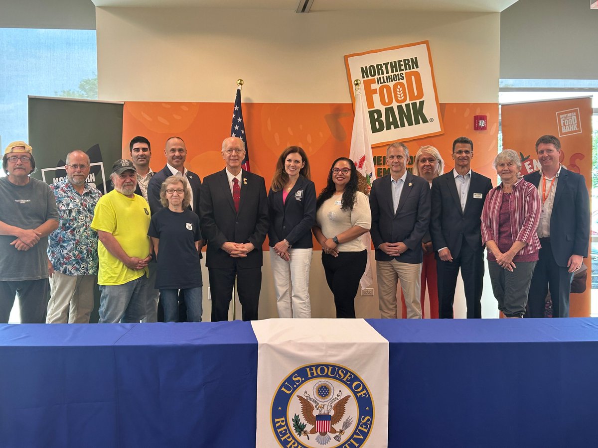 RepBillFoster's tweet image. Today, @RepCasten and I joined @ILfoodbank, local food pantries, and neighbors who rely on SNAP to discuss how the GOP budget bill will hurt Illinoisans struggling to make ends meet.
An estimated 360,000 Illinoisans are at risk of losing food assistance because Trump and…