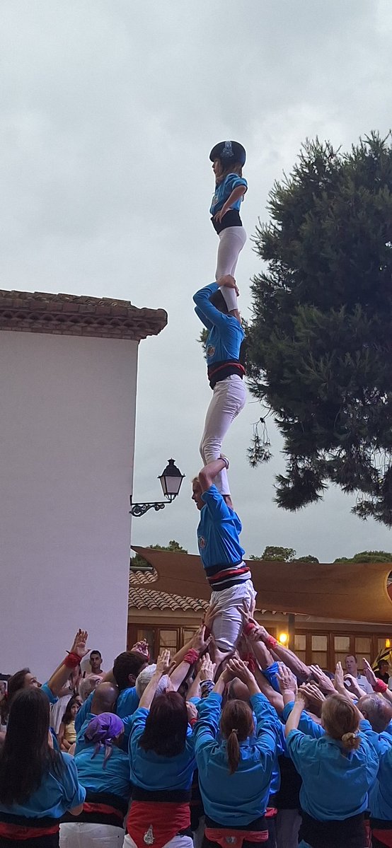 CastDelFoix's tweet image. 💪Obrim cap d setmana llarg i fascinant de castells a l'impressionant càmping @vilanovapark
🩵 Com sempre, moltíssimes gràcies per fer-nos sentir com a casa i per deixar-nos seguir difonent el #FetCastellers
🐬Gaudim d'un estiu fenomenal #FentPinya plegats i #TocantElCelAmbLaMà