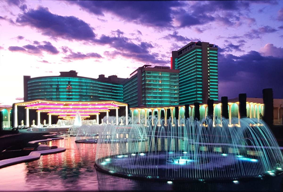 las_when's tweet image. Dusk and day shots of Caesars Palace from the same spot. Looks much better with the lights on.