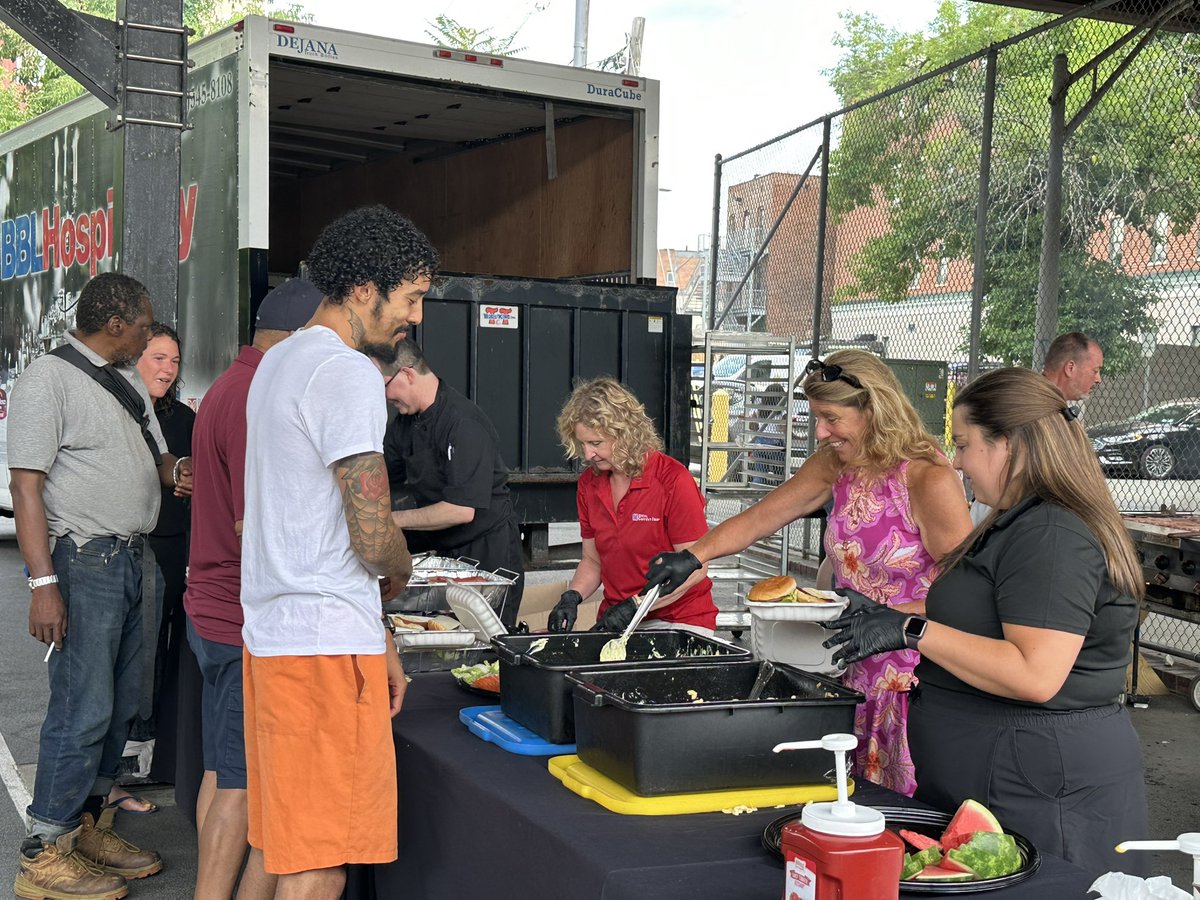 TroyCityHall's tweet image. Mayor Mantello rolled up her sleeves today to volunteer at Unity House’s Community BBQ, serving up hot meals and hometown spirit!
Troy is strongest when we come together. A big thank you to Unity House for all they do to support our community every single day!