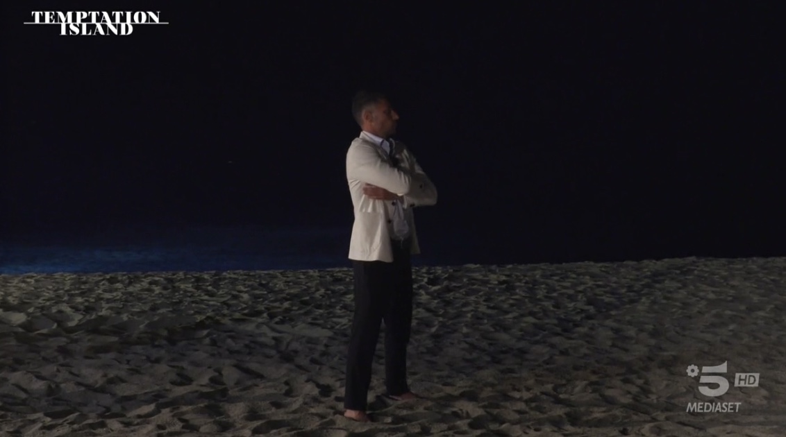 trash_italiano's tweet photo. PENSANDO A LUI ESILIATO IN ALBERGO #TemptationIsland https://t.co/PBqO5MPlz6