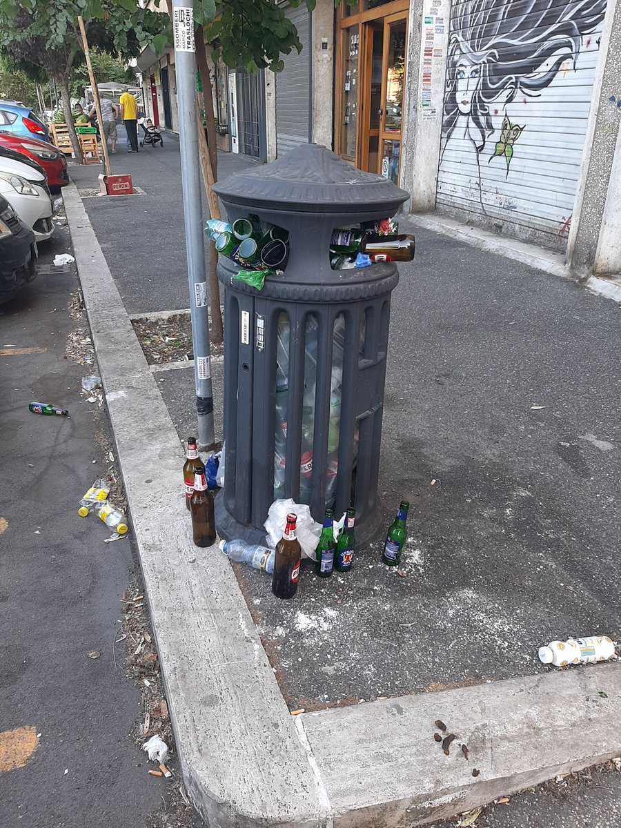 <a href="/sa_ga13/">S@ndra</a> <a href="/Lavoratori_Ama/">Lavoratori_Ama</a> <a href="/Roma/">Roma</a> <a href="/Sabrinalfonsi/">Sabrina Alfonsi</a> <a href="/gualtierieurope/">Roberto Gualtieri</a> A me invece piacerebbe sapere perché su via Pincherle (VIII) svuotano i cestò, tranne alcuni. Questo, ad esempio, sta così da lunedì scorso. Bah!