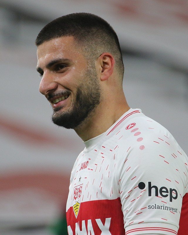 🔥🟡🔵 Hamdi Ulukaya gelen tepkiler sonrasında Deniz Undav transferine sponsor olabileceğini yönetime iletti.

Mourinho, oyuncunun 3-4-1-2 sistemine uygun olduğunu düşünüyor.