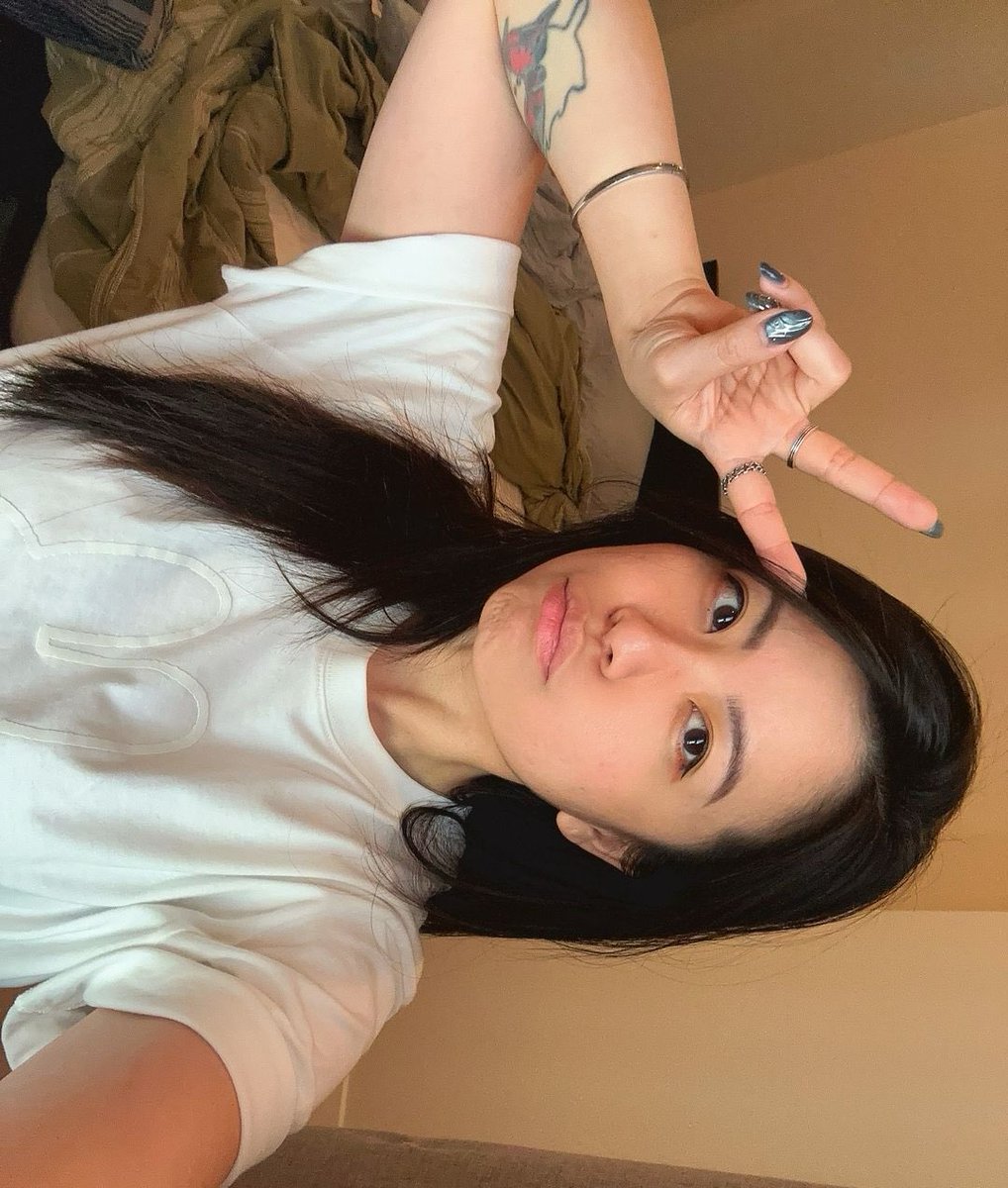 pikaaaliu's tweet image. raise your hand if you don’t make your bed bc you’re just gonna roll back into bed later and it’s already precomfied for you