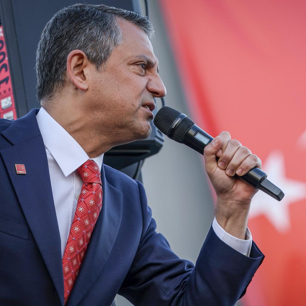 Müsavat bey "beygir" diyor, 
Özgür bey, "bozuk tohum" diyor.

Çıldırttılar bu değerli başkanları.