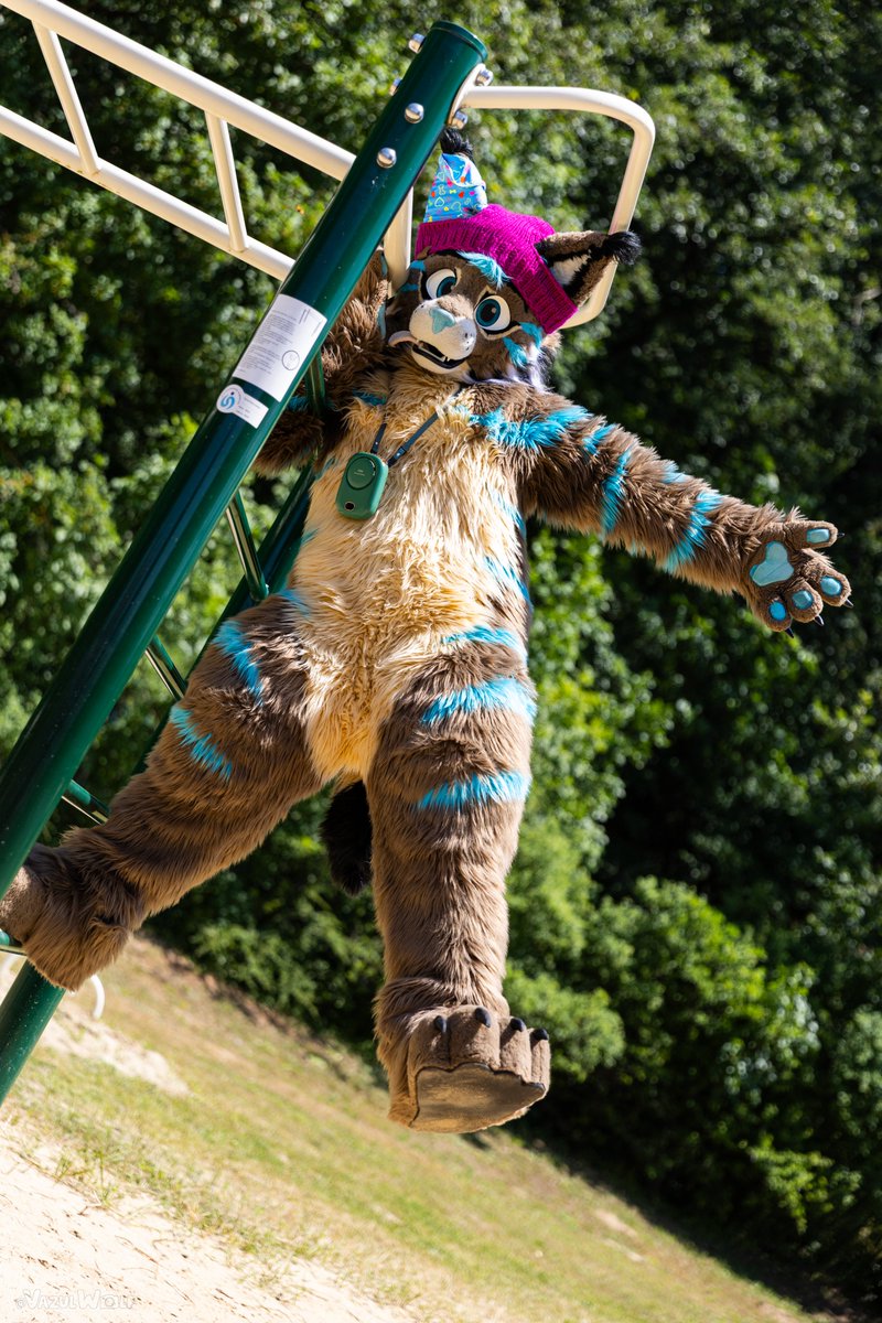 LaakoLynx🇦🇹🔜 Örli🇭🇺 / CanFur🇨🇦 (@laakolynx) on Twitter photo Now I am so tall like you 😜
🪡 <a href="/whitewingsuits/">Whitewing Creations</a>
📸<a href="/VazulWolf/">Vazul 🔜 Awoostria</a>
#FursuitEveryday #fursuiter #FursuitsFriday #furries #furryfandom Now I am so tall like you 😜
🪡 <a href="/whitewingsuits/">Whitewing Creations</a>
📸<a href="/VazulWolf/">Vazul 🔜 Awoostria</a>
#FursuitEveryday #fursuiter #FursuitsFriday #furries #furryfandom