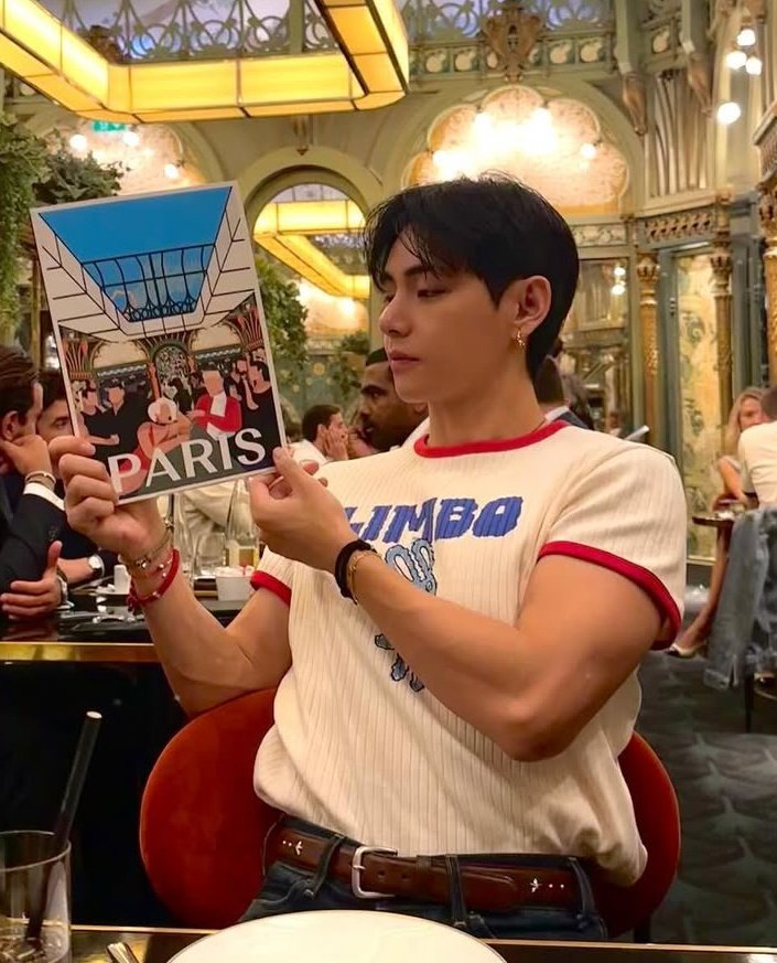 archivefortae's tweet image. Ain&apos;t nobody&apos;s looking at the book
