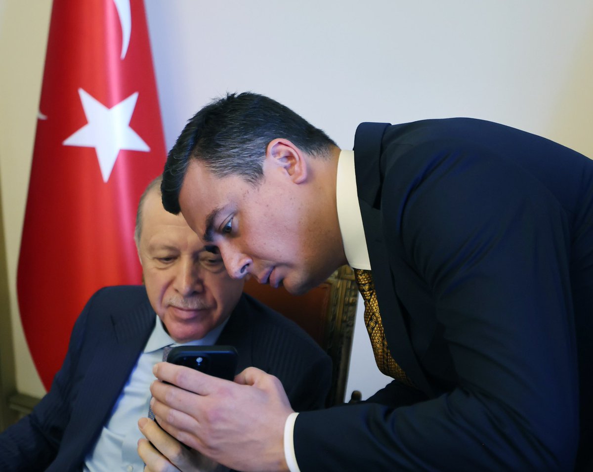 Osman Gökçek nasırlarına fena basmış olmalı ki, Özgür Özel bugün siyaset dışı dil kullanmaya başlamış.
Amacı, yolsuzluğu perdeleyip toplumu germek.
Yok öyle yağma!
Hesap vereceksiniz..

OSMAN GÖKÇEK'İN YANINDAYIZ.