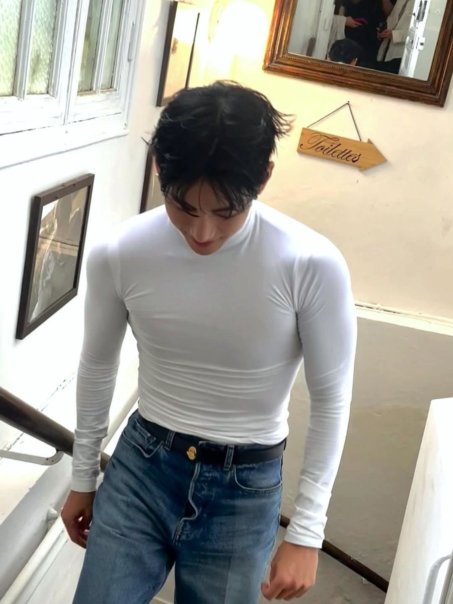 archivefortae's tweet image. THIS PICTURE 😵‍💫