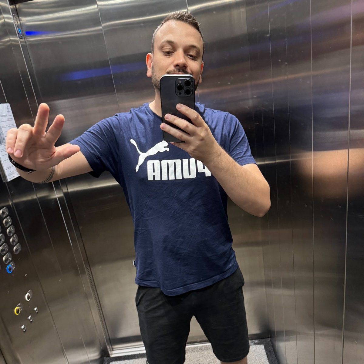 douglascolossal's tweet photo. AINDA não tá crescendo.
A Puma não me patrocina AINDA.
E AINDA não aprendi passar roupa.

Paz ✌🏻 https://t.co/eHqhmdATQx