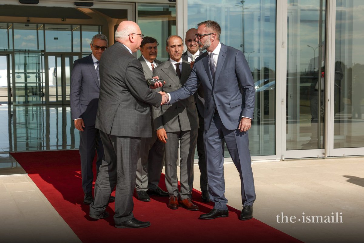 Mawlana Hazar Imam arrived in Paris, France, this evening, for his first official visit to meet the Jamat since becoming our 50th Imam.

At the invitation of His Excellency Emmanuel Macron, President of the French Republic, Mawlana Hazar Imam was received by Jean-Christophe