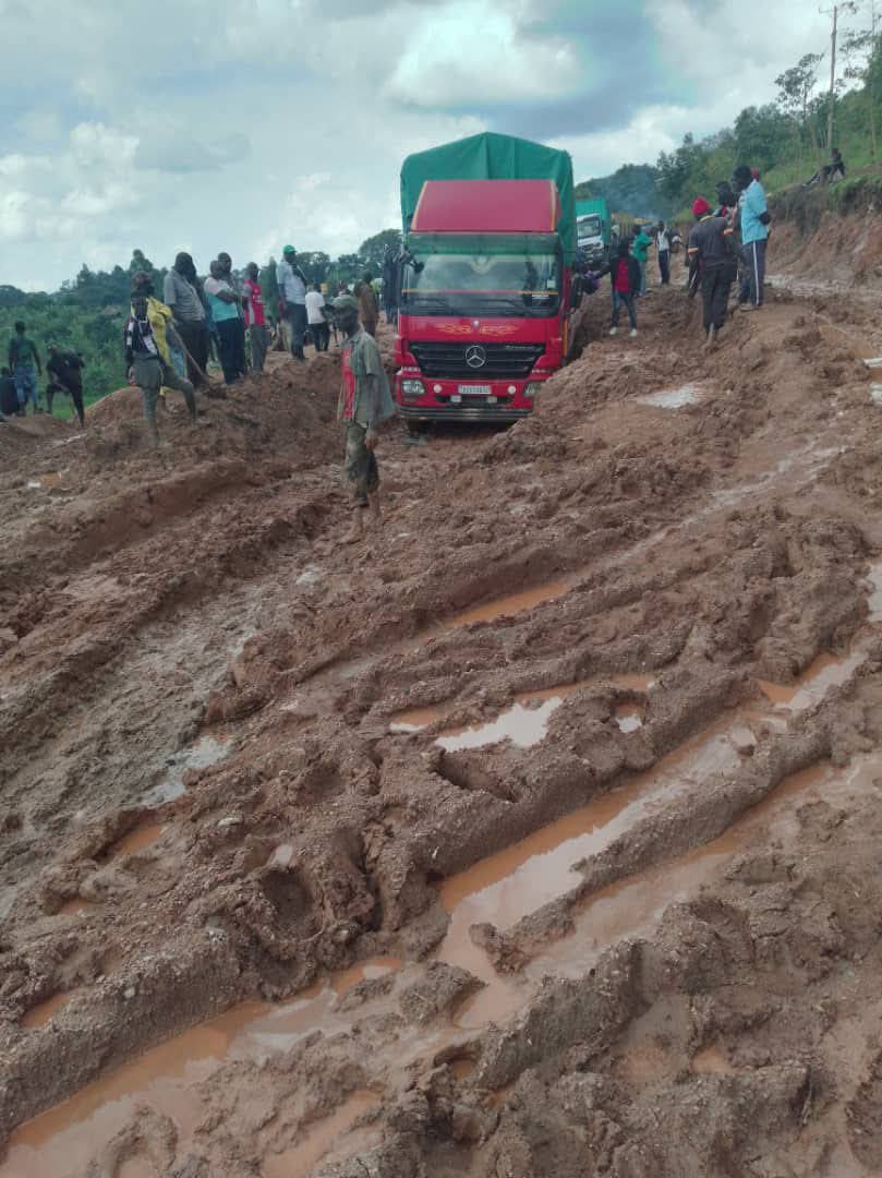 sam_rwothomio's tweet photo. Is this the road we should enjoy as the @NRMOnline and President @KagutaMuseveni celebrates their 40 years rule in Uganda? We demand answers @Parliament_Ug @MoWT_Uganda @GenWamala @HonEchweru @AnitahAmong @ActionAid @mkainerugaba @NUP_Ug @SpireJim @KakwenzaRukira https://t.co/Em7rp0gCpi