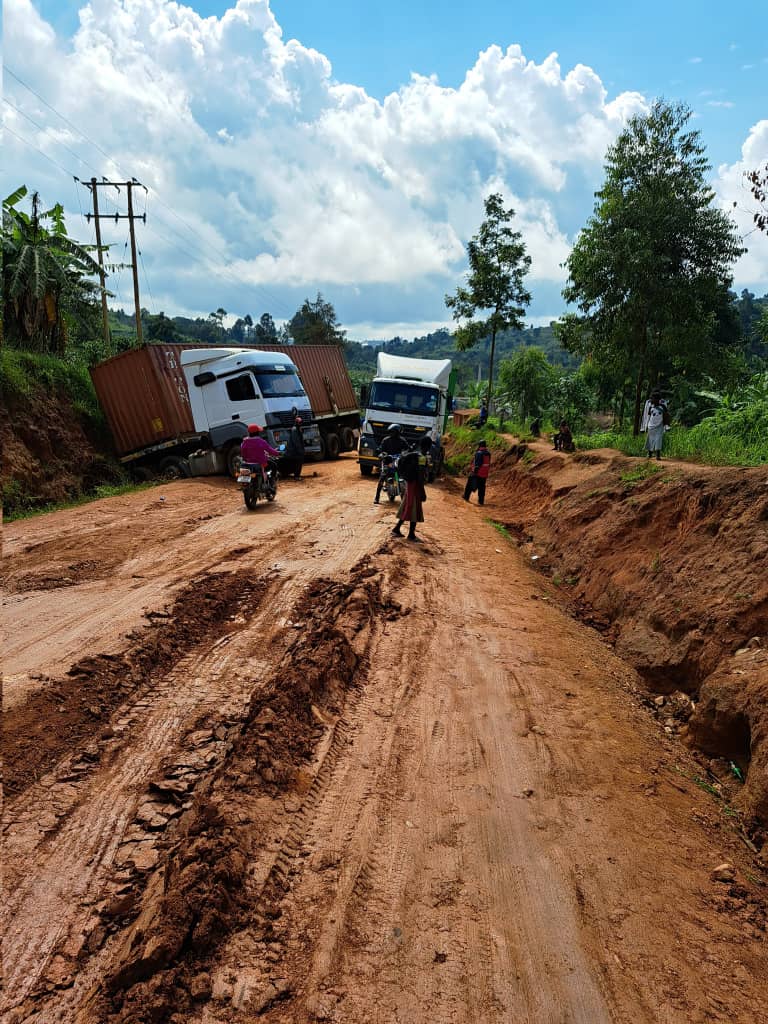 sam_rwothomio's tweet photo. Is this the road we should enjoy as the @NRMOnline and President @KagutaMuseveni celebrates their 40 years rule in Uganda? We demand answers @Parliament_Ug @MoWT_Uganda @GenWamala @HonEchweru @AnitahAmong @ActionAid @mkainerugaba @NUP_Ug @SpireJim @KakwenzaRukira https://t.co/Em7rp0gCpi