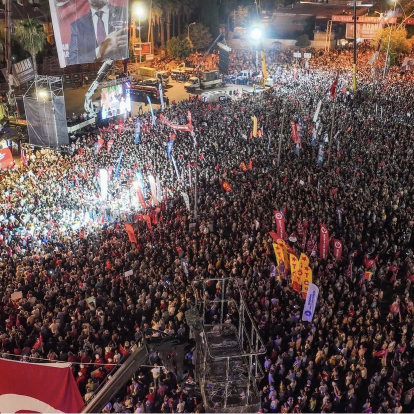 erhanadem51's tweet photo. Adana tarih yazdı!
Binlerce yürek, halkın iradesine sahip çıkmak için Uğur Mumcu Meydanı’nda buluştu.
Zeydan Karalar yalnız değildir, Oya Tekin yalnız değildir, Kadir Aydar yalnız değildir, bütün siyasi tutuklu arkadaşlarımız yalnız değildir, Adana yalnız değildir!
Genel Başkanımız @eczozgurozel öncülüğünde bu mücadele, hak ve halk içindir.
Adalet susmayacak, demokrasi boyun eğmeyecek!
#ZeydanKaralaraÖzgürlük
#AdanaMitingi
#Halkınİradesi

📸👇