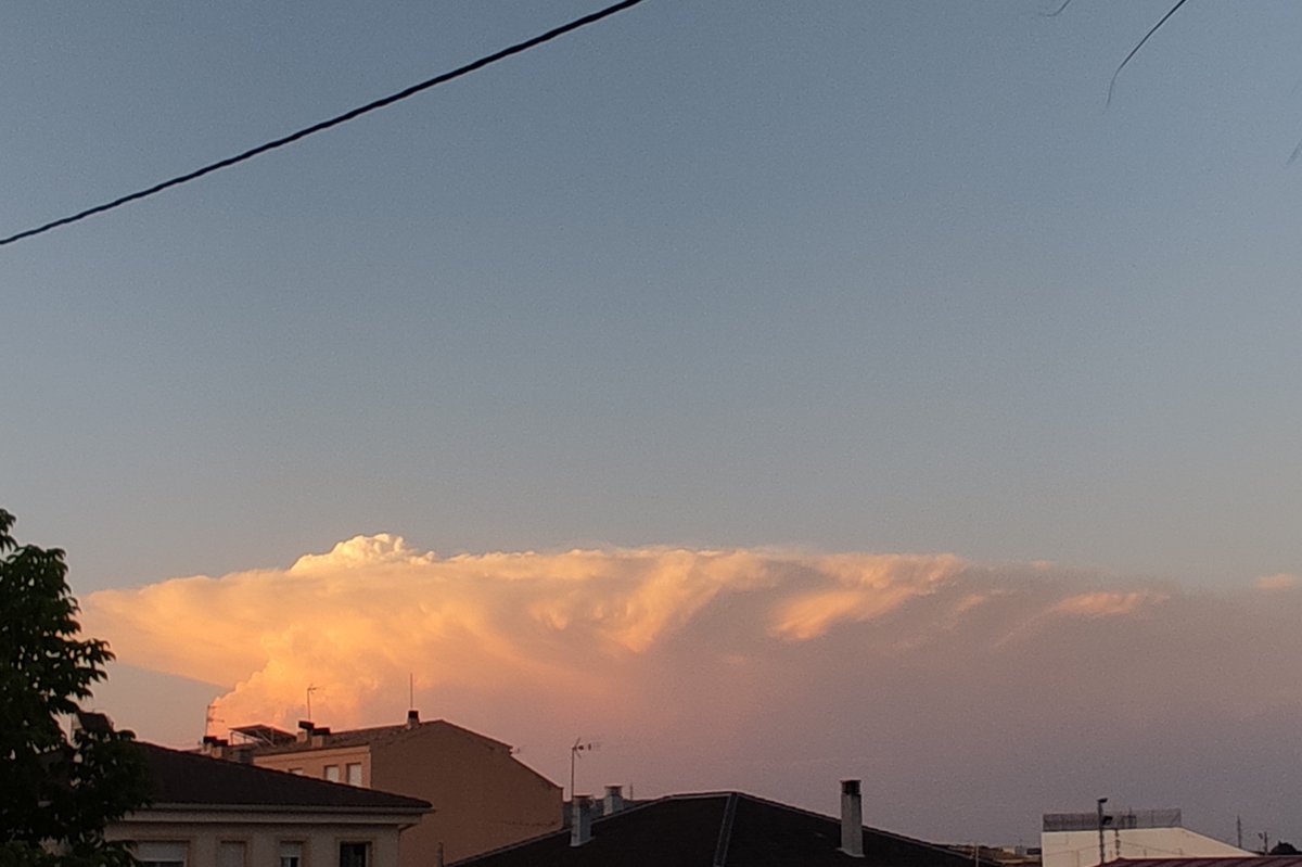 MarisaDG_'s tweet photo. Grandiosa nube ⛅,🌤️ vista desde Pozohondo (AB) 
@ElTiempoCMM https://t.co/SIVq8kQ63T