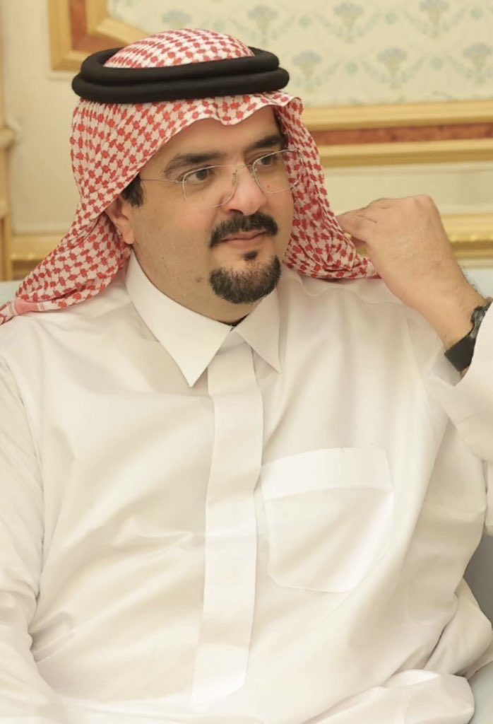 على كتفه يشيل حمول من مره على كتفه
وعلى كتفه ينام اللي من اسباب الشقى منظام
//
وعدوّه لارماه بكفه اليمنى لقى حتفه
ولد فهد زعيم المرجله ومحطم الأرقام
//
سلام الله عليه بعيني ان شفته وماشفته
سلام الله على عبدالعزيز مبدد الاوهام
//
من احلامي احبه فوق خشمه واحتظن كتفه
يانبض الشعر