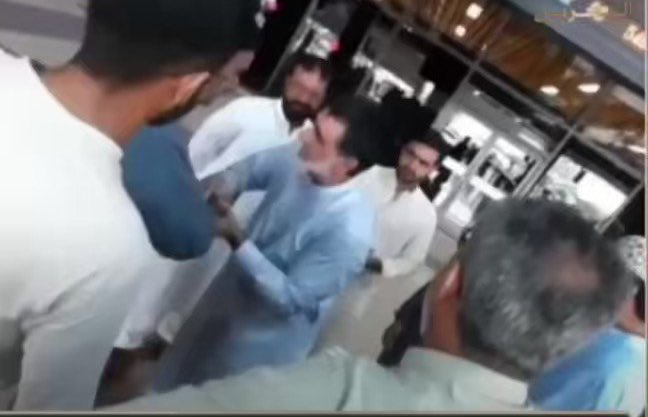 هذا البكستاني اللي قدامك مجرم و قاىَل تم سجنه 26 سنه بالبحرين بعد ماطلع يتم استقباله بهذي الحفاوه اكيد ودكم تعرفون قصته وليش !!

ثريد قصة بكستاني البحرين سلطان ‼️