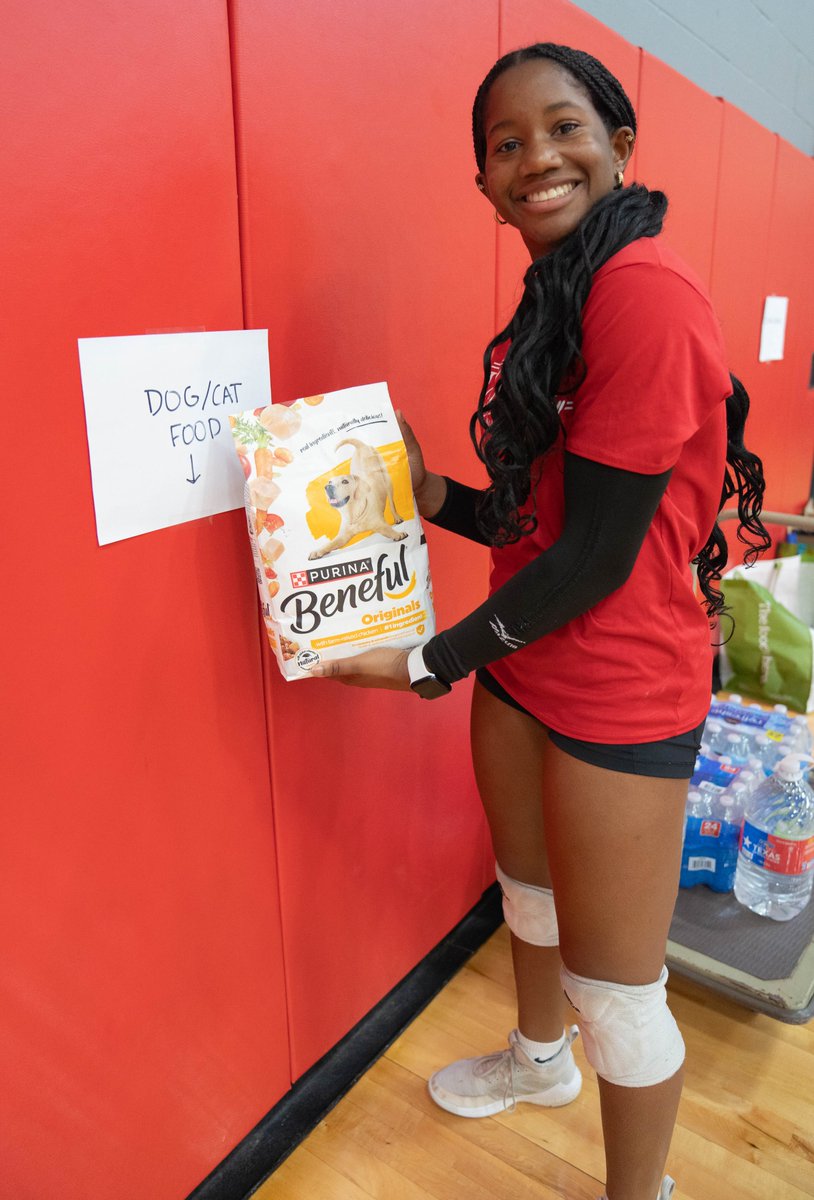 FortBendISDSupt's tweet image. Fort Bend ISD students heard the call and answered with heart. Across our district, student groups including the Travis High School volleyball team have been actively collecting donations for those impacted by the recent Hill Country Flood Disaster. Your compassion, leadership,…