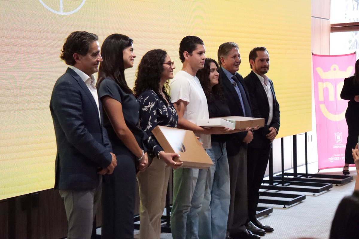 En la Ciudad de las niñas y niños no dejamos de imaginar nuevas formas de impulsar los sueños de nuestras juventudes y Mi Compu con Zapopan nació con esa misión. 

Desde marzo, ya entregamos 236 equipos de cómputo y tablets a las y los jóvenes zapopanos.  💻✨

Apoyarles fue uno