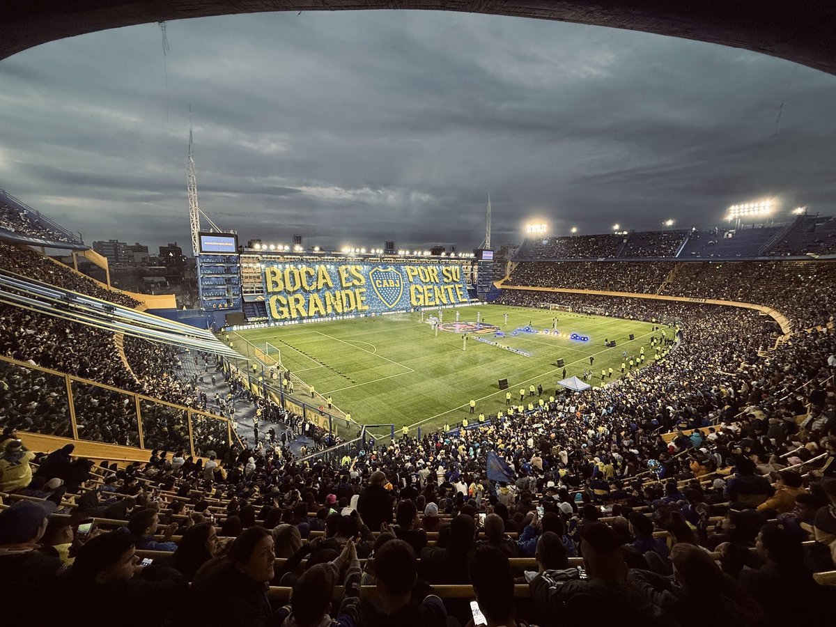 Cancha llena un jueves laboral a la tarde para recibir a un jugador, no se comparen nunca más en la vida porque siempre van a salir perdiendo.