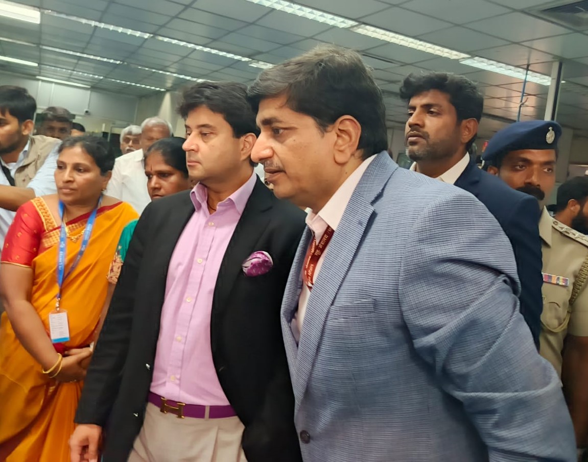 aigetoachq's tweet image. Team AIGETOA KTK meets Hon&apos;ble MoC Sh. Jyotiraditya Scindia (@JM_Scindia ) &amp;amp; Secretary DoT Sh. Mittal ( @neerajmittalias )

Team @AIGETOA_KTK  had the honor of welcoming Hon’ble Minister of Communications and Minister In-Charge for the North-Eastern region, Sh. Jyotiraditya…