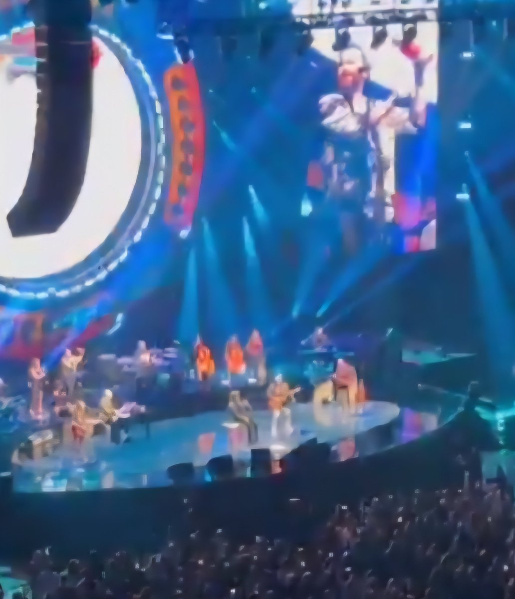 So sad .not the way i wanted to see #elo end a legacy. 
Get well soon. 
No i wasn't there,  in a way I'm glad