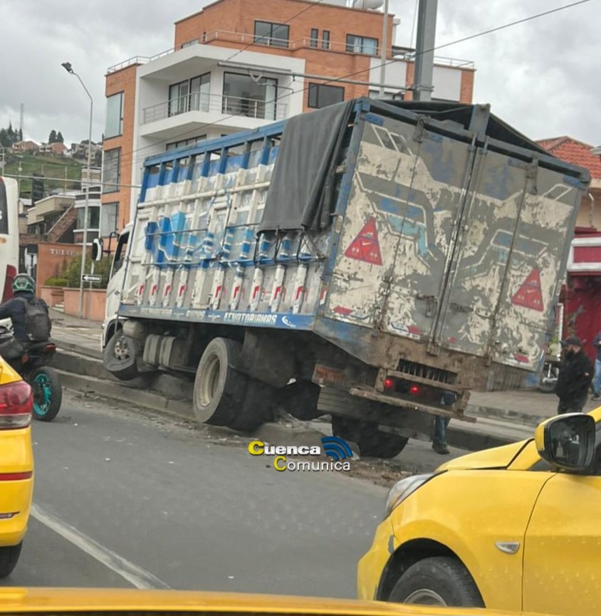 🔴#Cuenca| Un camión se accidentó en el ingreso al paso a desnivel, en la Av. De las Américas sector redondel Eloy Alfaro. Circule con precaución