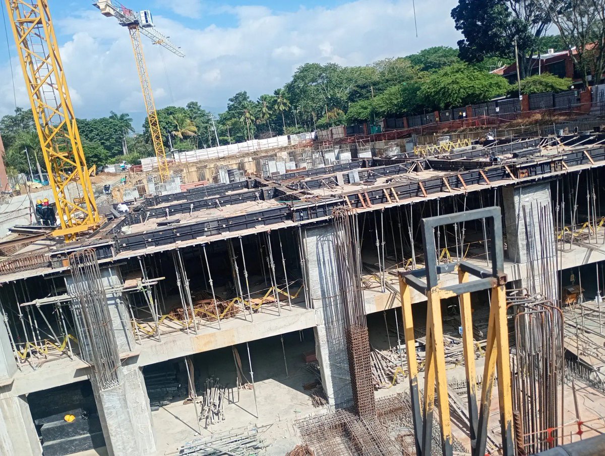 cali_proyectos's tweet photo. FUNDACIÓN CLÍNICA VALLE DEL LILI 

La #1 de Colombia se sigue ampliando para seguir mejorando la experiencia del usuario 

La sede principal se amplía en un edificio de 13 pisos y adicional soterrarán la Cra 95 ( 4ta foto ) https://t.co/swvZvbM2Ii