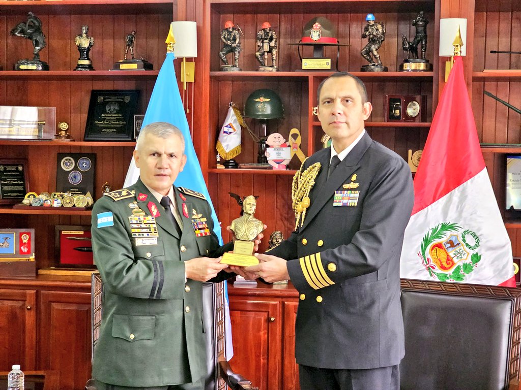 Como parte del fortalecimiento de los lazos de cooperación bilaterales entre la República del Perú y Honduras, este día, el señor Jefe del Estado Mayor Conjunto de las #FFAA, General de División, Roosevelt Leonel Hernández, recibió la honorable visita del señor Agregado de