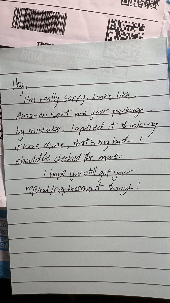 昨天亚马孙把我邻居的包裹送给我了。我打开外面包装发现不对，仔细看下原来不是我的。就送到邻居家。开始打两次客服都是印度人，我听不懂，他也听不懂我说的😹😹😹好在第二个印度人把电话转给一个本地人。总算解决了问题，今天就收到了😺😺😺