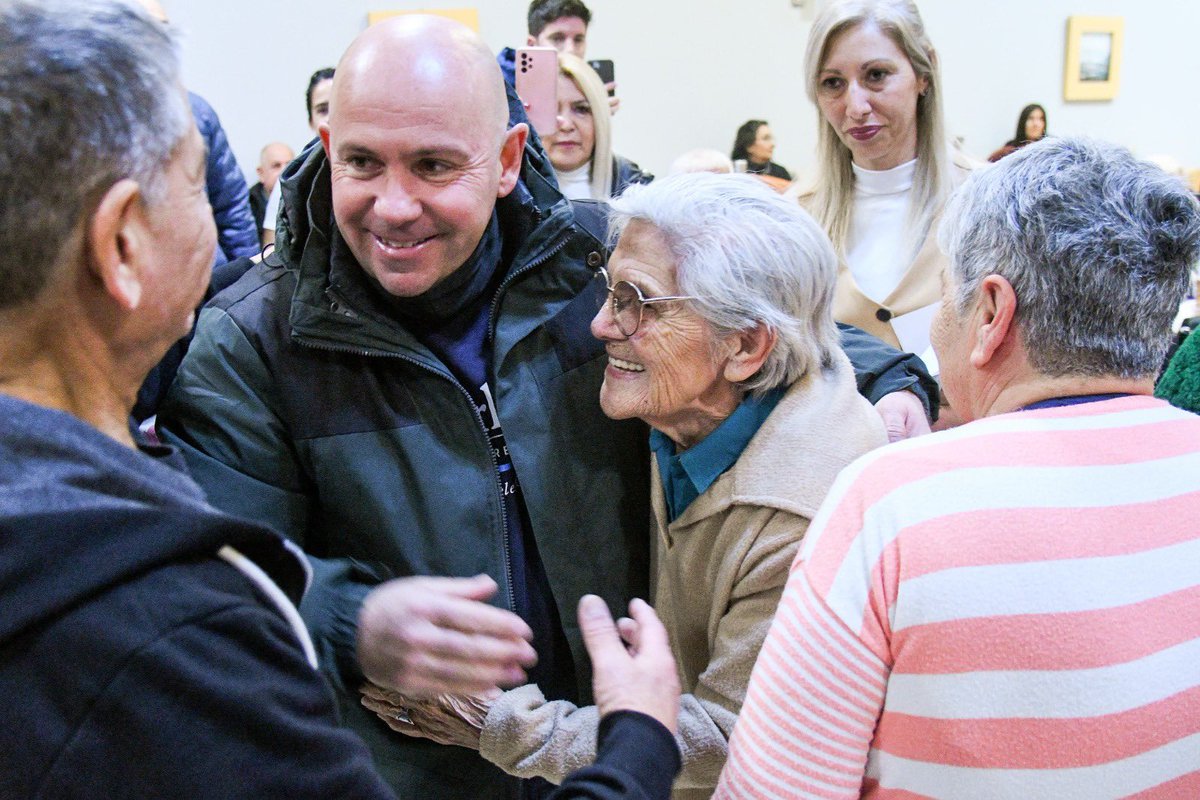 Gus_Sastre's tweet photo. Estuvimos presentes en la actividad que realizamos en el Bingo Municipal para darle cierre al mes del buen trato hacia las personas mayores. Son eventos que nos encantan y que disfrutamos mucho, ya que se enmarcan en una temática que para nosotros siempre fue una política de Estado.

El cuidado y el buen trato hacia las personas mayores de #PuertoMadryn es algo fundamental, ya que creemos imprescindible devolverles un poco de cariño y del amor que nos han brindado a lo largo de su vida.