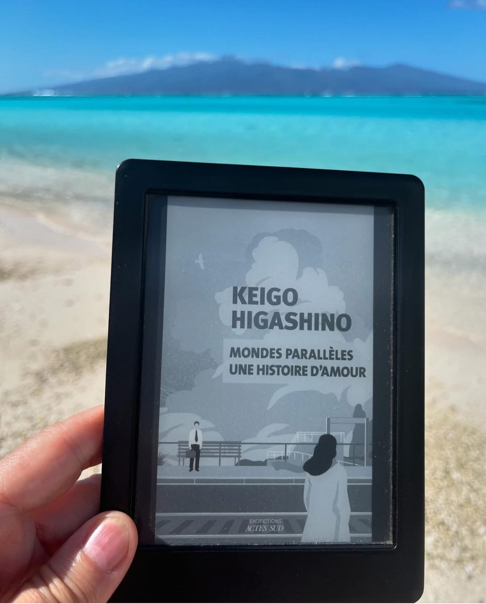 Takashi se souvient avoir dîné avec son ami d’enfance Tomohiko et la petite amie de celui-ci Mayuko. Il se réveille un matin en trouvant dans la cuisine Mayuko et comprend qu’il vit avec elle. La situation lui parait d’autant plus curieuse que son ami Tomohiko a disparu.