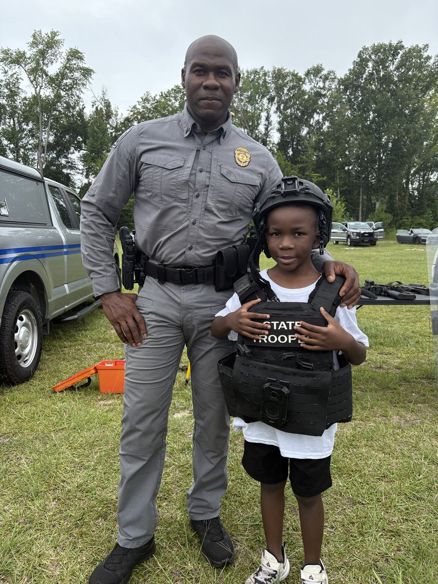SCHP_Troop6's tweet image. Hopefully in 10-15 years we can retake this photo. My hope is the young man on the right is wearing a grey uniform by then! What a great day interacting with the youth of Darlington County.