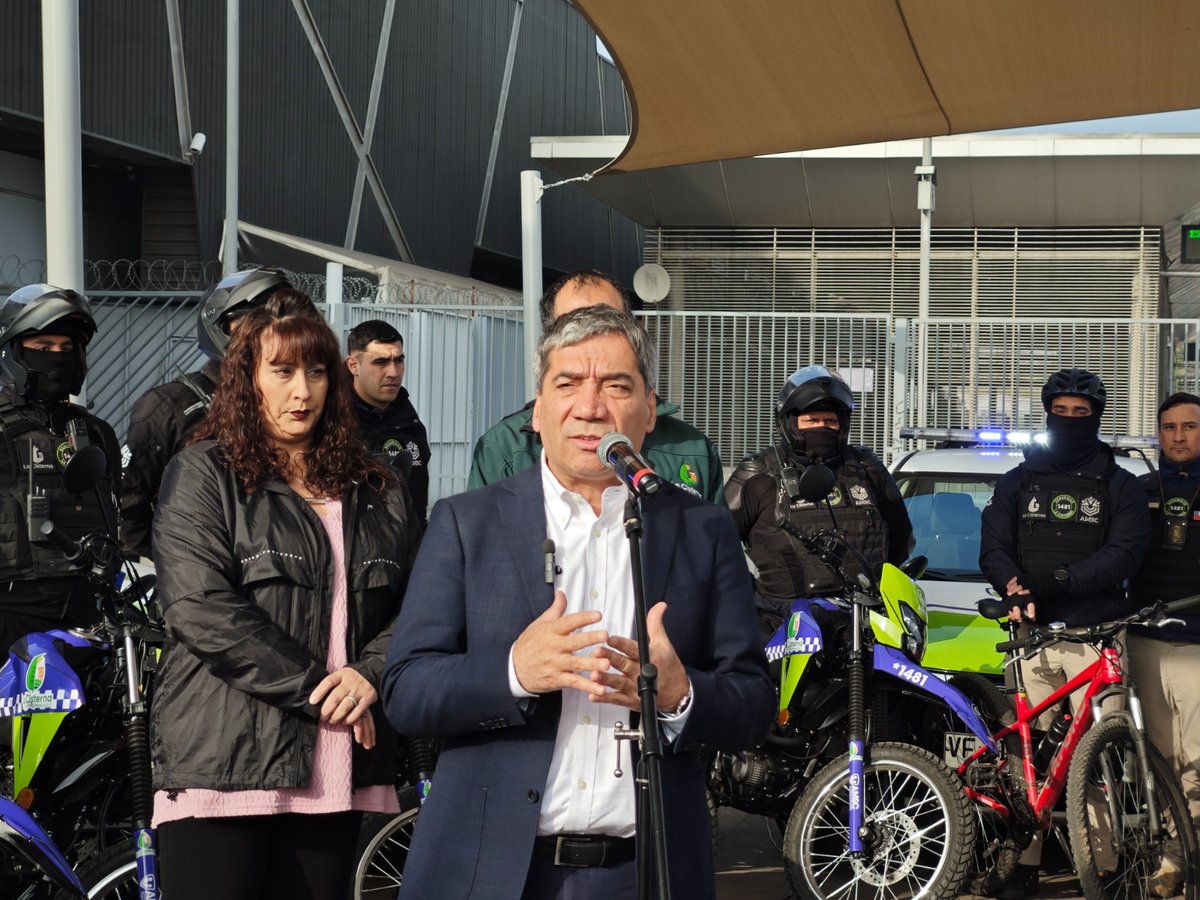 🚨Con estos nuevos seis automóviles y cinco motocicletas que aporta la Asociación Municipal de Seguridad Comunitaria, reforzamos nuestro contingente de seguridad municipal motorizado.
👉Esta medida nos hace avanzar en diversificar los tipos de patrullaje así como en el alcance a
