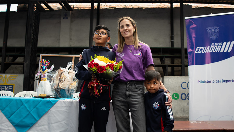 DeporteEc's tweet photo. ¡Visitamos Cayambe! 📍

La viceministra @ivannamosquerav entregó implementos deportivos a escuelas formativas de fútbol y baloncesto. ⚽️🏀

Más de 100 niños y jóvenes se beneficiaron de esta entrega, cuyo objetivo es fortalecer el deporte en todo el país. 

#ElNuevoEcuador https://t.co/tS9uPage0G