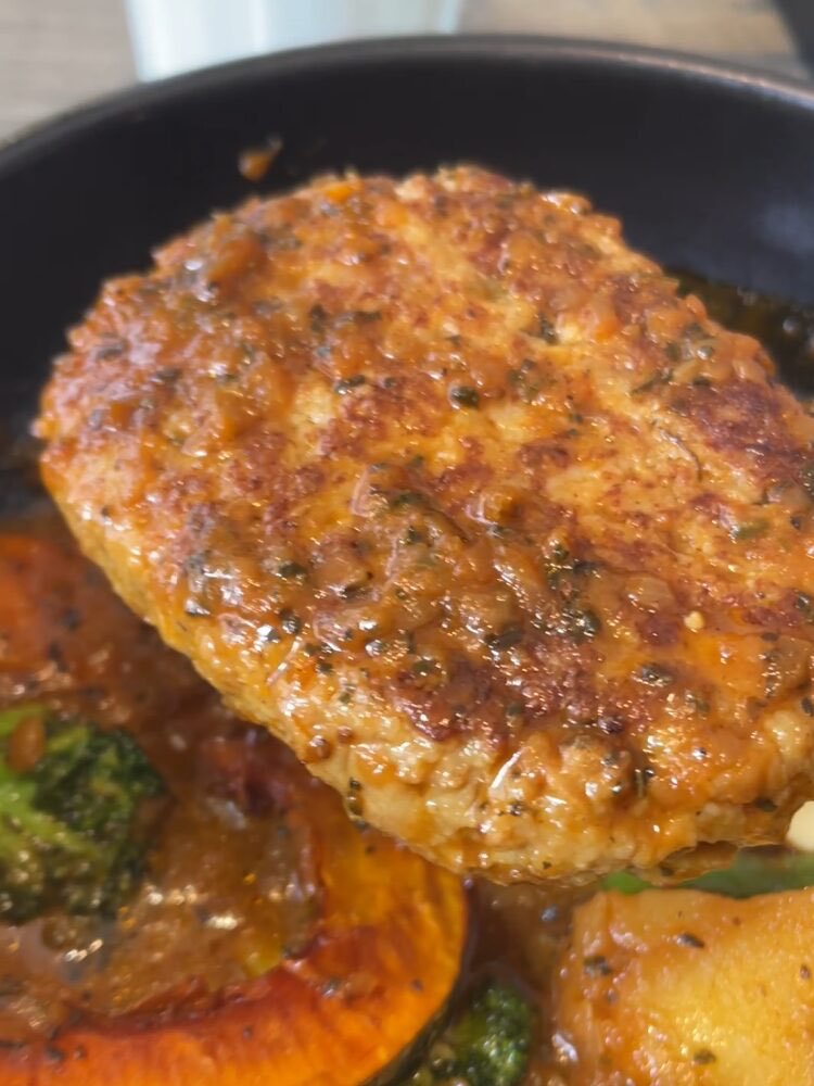大崎市古川にオープンした「スープカレー&amp;カフェ Smile Terrace」で、ハンバーグ野菜カリー、3辛、ブロッコリー増し。

リオーネ古川内にオープンしたスープカレー店、辛さは10段階から、スープはトマトベースとココナッツベースで選択。