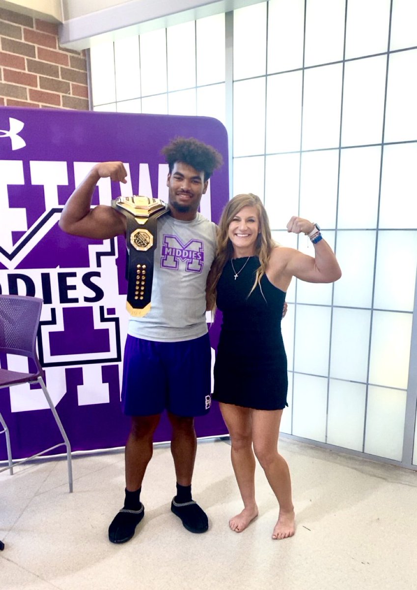 JaidenDavis38's tweet image. I got to meet the UFC Champion @KaylaH today! I’m so proud of her & her many accomplishments. Way to represent Middletown, Ohio & continuing to inspire Middie athletes for greatness 💯
